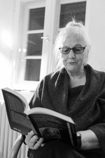 MyoE Doris Harder blickt auf das Buch in ihrer Hand und liest laut vor.