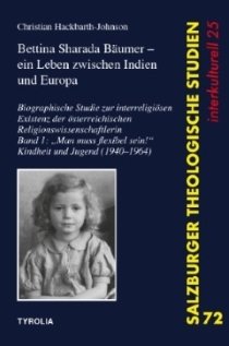 Die Titelseite von dem Buch Bettina Sharada Bäumer – ein Leben zwischen Indien und Europa. Biographische Studie zur interreligiösen Existenz der österreichischen Religionswissenschaftlerin. Band 1: „Man muss flexibel sein!“ Kindheit und Jugend (1940-1964) zeigt ein junges Mädchen mit mitellangen hellen Haaren in einem schwarz weiss Foto auf einem dunkelblauen Hintergrund